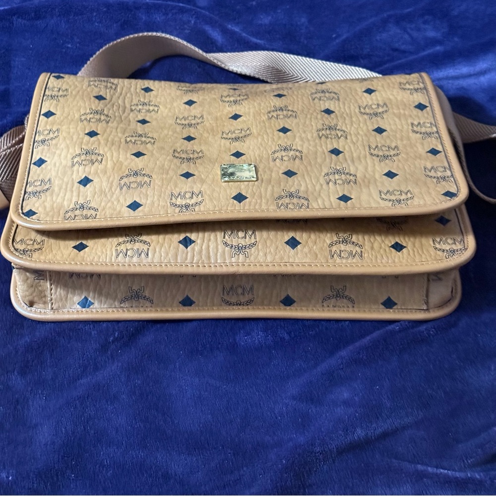 UNUSED UNISEX AUTHENTIC MCM COGNAC
Visetos Klassik Messenger Bag - Picture 9 of 16